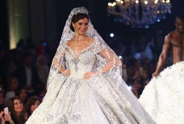 10 نجمات تنافسن على الظهور بفساتين زفاف من تصميم هاني البحيري