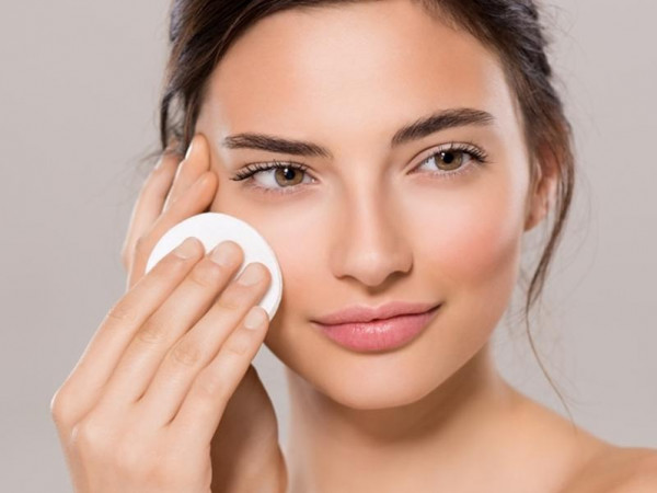 6 خطوات لتنظيف الوجه من المكياج بطريقة مثالية