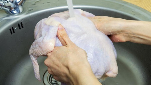 أسباب وجود دماء بلحم الدجاج بعد تسويته وكيفية التخلص منها