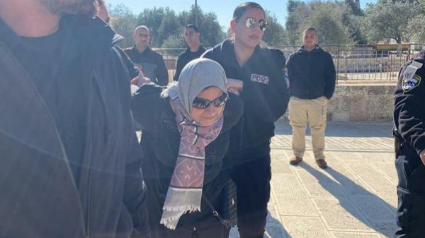 قوات الاحتلال تعتقل أربع سيدات من باب الرحمة بعد الاعتداء عليهن