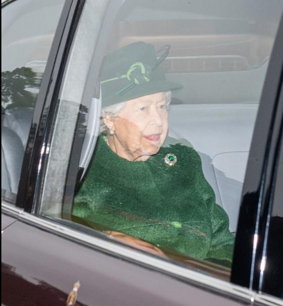 الملكة اليزابيث تتألق باللون الأخضر قبل احتفالات الكريسماس