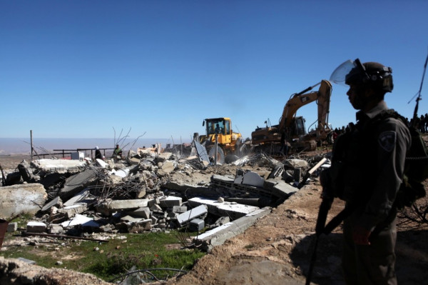جرافات الاحتلال الإسرائيلي تهدم منزلين في بلدة جبل المكبر