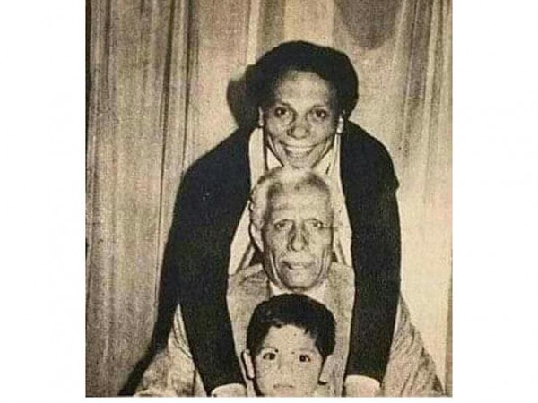 عمرها 38 عامًا.. حكاية صورة جمعت 3 أجيال وقصة مؤثرة عن والد الزعيم