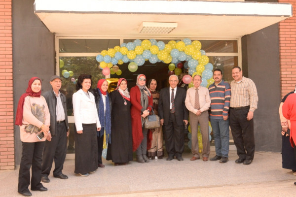 رئيس جامعة أسيوط يشارك إنقاذ مرضى الصعيد افتتاح معرضها الخيري للملابس الجاهزة