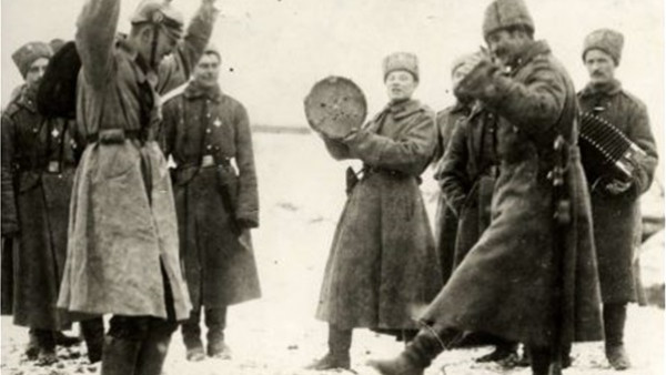 كيف جمعت ليلة عيد الميلاد بين الجنود الأعداء في الحرب العالمية الأولى؟