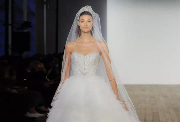 فساتين زفاف منفوشة تخفي عيوب الأرداف لعروس شتاء 2020