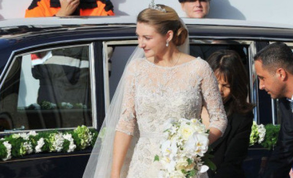 مشاهير العالم بفساتين زفاف لمصممين عرب