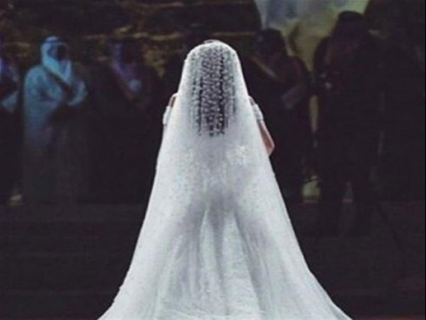 بعد أسبوع من الزفاف.. عريس مصري يطلب فسخ العقد: "فستانها كان عريان"