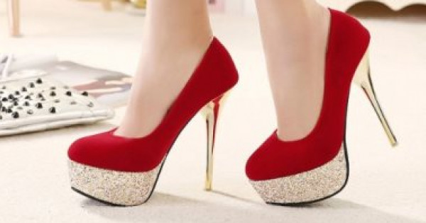دليلك لتنسيق الأزياء المناسبة مع الحذاء الأحمر