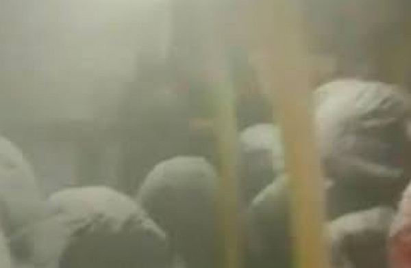 شاهد: عاصفة ثلجية تُحول ركاب حافلة إلى هياكل مجمدة