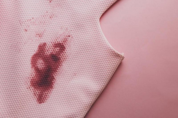 كيف تزيلين بقع الدم من الملابس؟