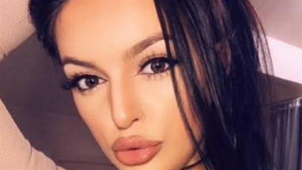 طالبة جامعية تنتحر بعد رؤية رسائل حبيبها بـ(الفيسبوك)