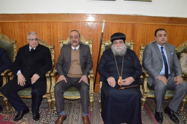 محافظ الإسماعيلية يهنئ الاقباط بمناسبة عيدالميلاد المجيد