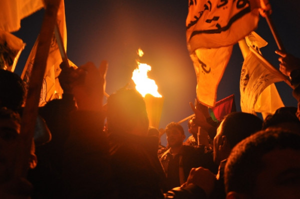 "فتح" تُوقد شعلة انطلاقتها من أمام الحرم الإبراهيمي