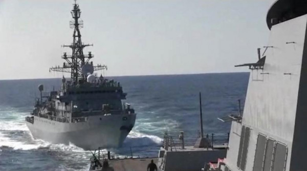 شاهد: سفينة حربية روسية تقترب من مدمرة أمريكية في بحر العرب