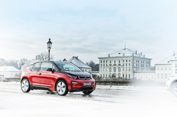 رواد السيارات الكهربائية يقودون سيارة BMW i3 لمسافة تزيد على 200 ألف كيلومتر