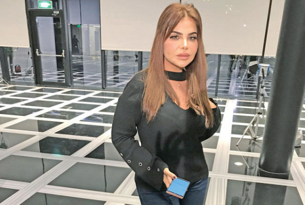 ممثلة خليجية تثير الجدل بعد تعليق عن خادمتها.. ماقصة تصويرها بالملابس الكاشفة؟