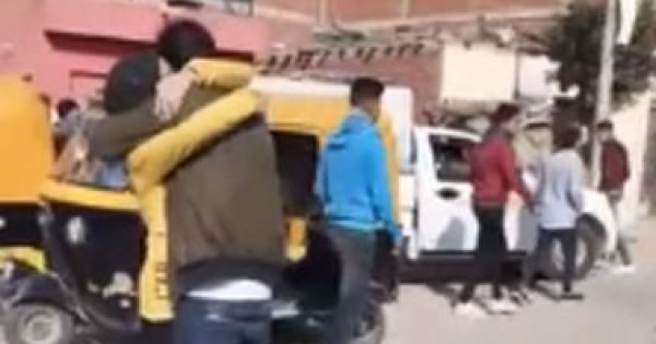 شاب يحتضن فتاة أمام مدرسة بمصر.. ويهدد: "اللي هيبص لها هضربه بالنار"