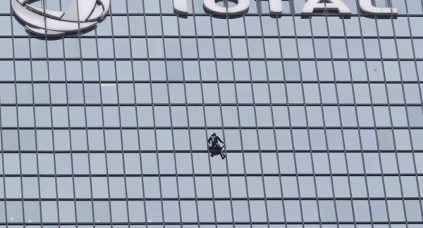 شاهد: الرجل العنكبوت يتسلق 48 طابقا بلوريا في العاصمة باريس