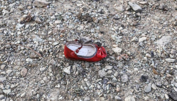 "صاحبة الحذاء الأحمر".. أصغر ضحية على متن الطائرة الأوكرانية
