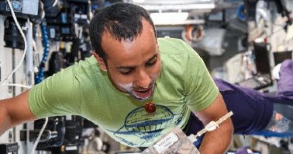 رائد الفضاء الإماراتي هزاع المنصوري يتناول القهوة في الفضاء
