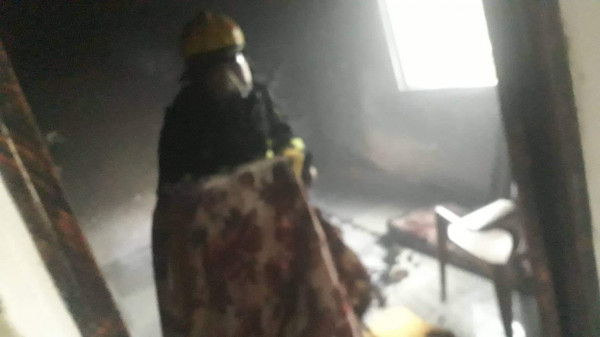 صور: إصابة ثلاثة مواطنين في حريق منزل شمال غرب الخليل