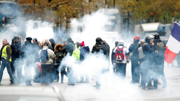 فرنسا.. احتجاجات "السترات الصفراء": إطلاق الغاز المسيل للدموع وتوقيف 15 شخصاً