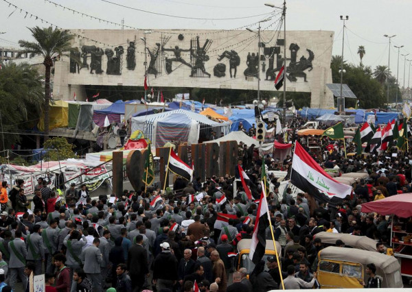 محتجون يغلقون ساحة الطيران ببغداد ومدن الجنوب تستعد للتصعيد