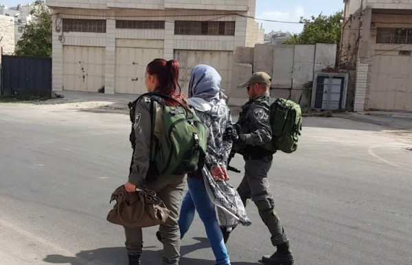 قوات الاحتلال تعتقل معلمة من محافظة الخليل بعد مداهمة منزلها