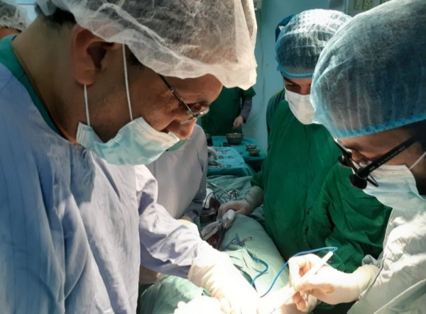 جراحو غزة الأوروبي ووفد طبي من فلسطينيي الداخل يجرون عملية جراحية معقدة