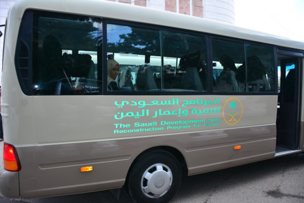 رئيس جامعة عدن يدشن عمل الحافلات المقدمة من البرنامج السعودي للتنمية