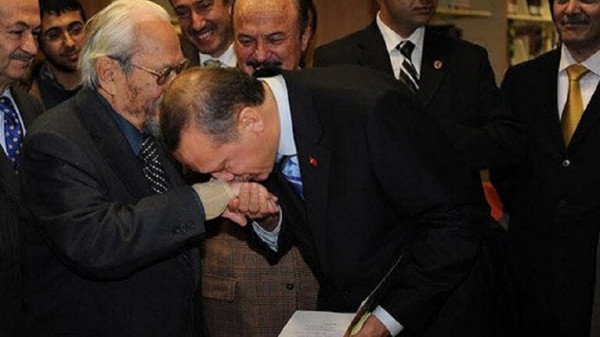هل قبّل أردوغان يد "ملك الماسونية"؟