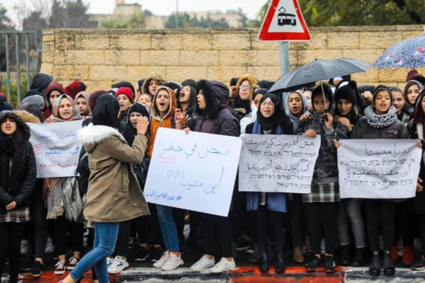 بالصور: وقفة احتجاجية بإحدى مدارس القدس رفضاً لنية الاحتلال تغيير المناهج الفلسطينية
