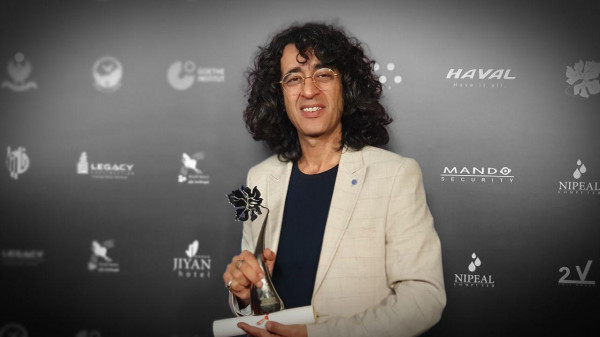 تورج اصلاني يحصد جائزة أفضل سيناريو لفيلمه "حمّال الذهب" من مهرجان الهند