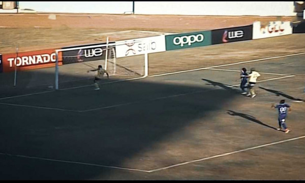 فيديو: مهاجم بالدوري المصري يحرم فريقه من هدف في مشهد غريب