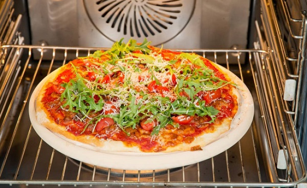 ثمان نصائح لتنظيف حجر البيتزا بطريقة آمنة