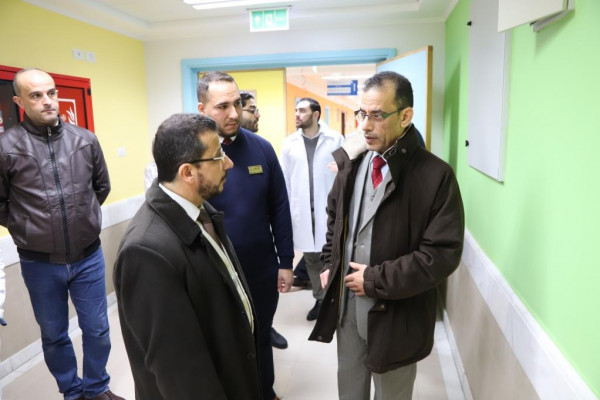وفد متخصص بالتأهيل والسمع من وزارة الصحة القطرية يصل غزة