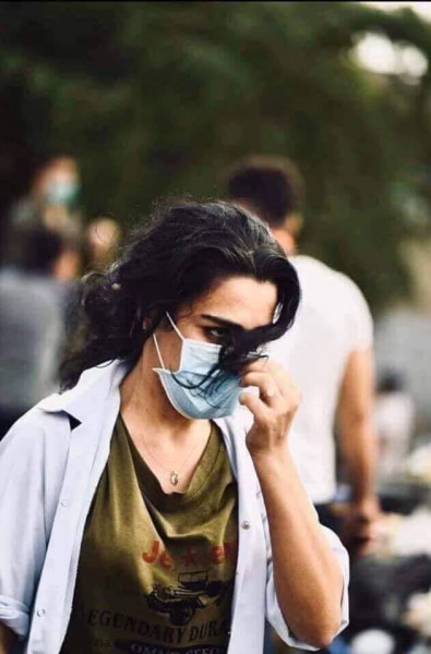 قبلة ضد الموت.. قصة حب محتج ومسعفة في مظاهرات بغداد