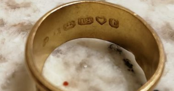 الحب سنة 1834.. مكتشف معادن يعيد خاتم ذهبى للورثة صنعه زوج وفاء لزوجته