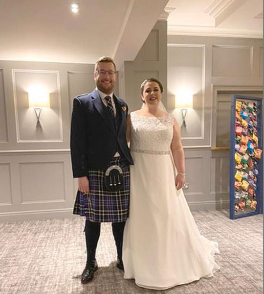 عروسان فى أسكتلندا يقدمان للضيوف أكياس "شيبس" بدلا من الوجبات