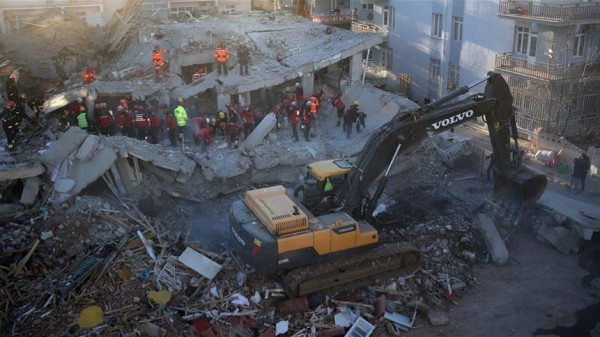 ارتفاع ضحايا زلزال ألازيغ التركية إلى (31) وفاة و(1556) مصاباً
