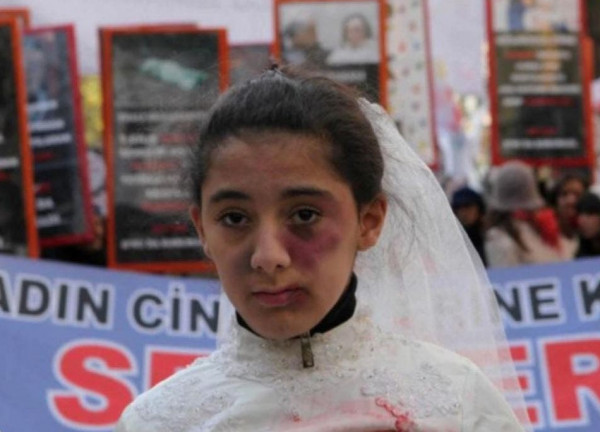 غضب في تركيا.. مشروع قانون لـ"زواج الفتاة من مغتصبها"