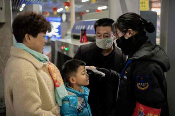 صينيان يتركان ولديهما في المطار بعد اشتباه إصابة أحدهما بكورونا