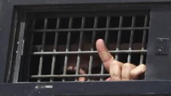 الاحتلال يمنع الزيارة عن أسير ويُطالب ذويه بتسليم حاسوبه الخاص