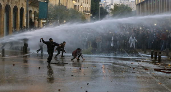 محتجون لبنانيون يلقون الحجارة على قوات الأمن قرب البرلمان