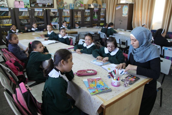 "التعليم" بغزة تطبق تجربة "معلم الظل" في مدارسها