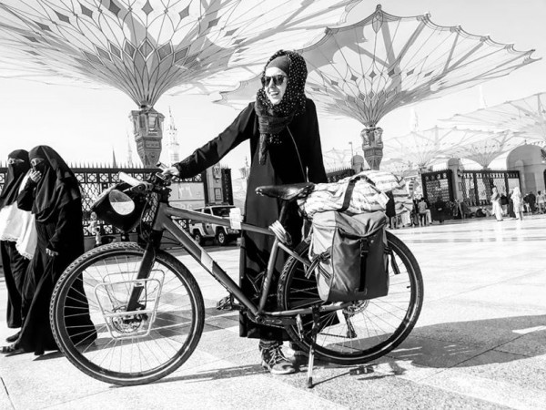 تعرف على أول امرأة عربية تدخل مكة على دراجة هوائية لأداء العمرة