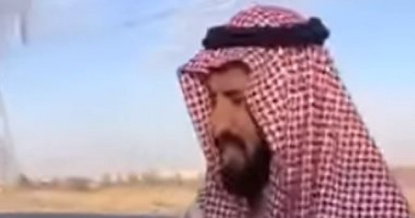 سعودي ثري يهدي شاباً سيارة فارهة بسبب لباقته