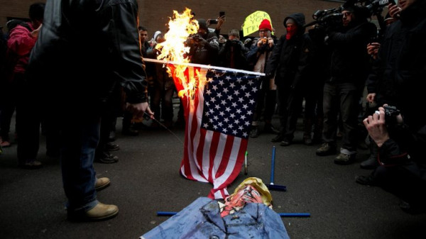 مصنع إيراني ينتج الأعلام الأمريكية والإسرائيلية لحرقها في المظاهرات‎