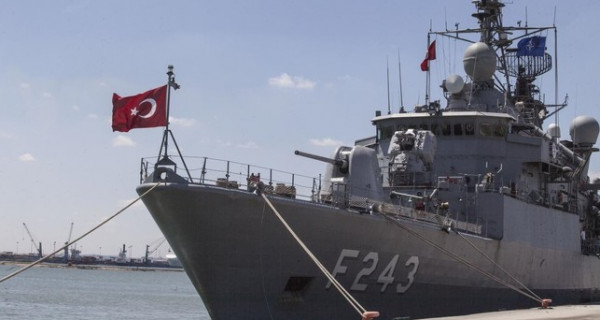 فرنسا تَرصد فرقاطة تركية رافقت شحنة مدرعات إلى ليبيا